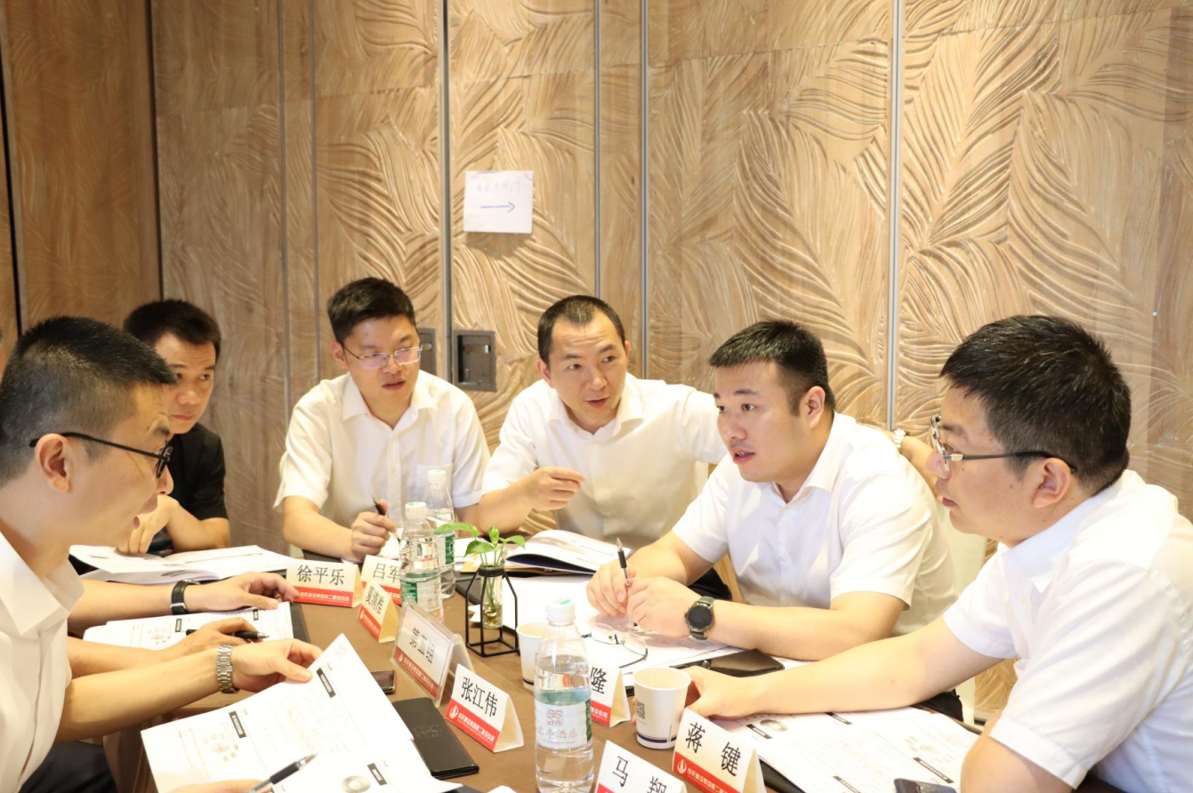 2021年6月25日-26日，云鼎国际4118二建组织开展了2021年中高层主管执行力培训。本次培训特邀清华、北大、上海交大总裁班讲师，中国企业家协会特聘高级讲师许晋老师进行授课。